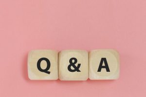 ピンクの背景の前にあるQ&Aと書かれたブロック
