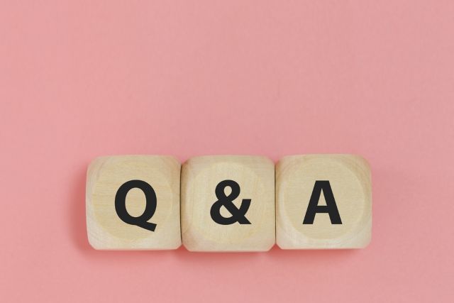 ピンクの背景の前にあるQ&Aと書かれたブロック