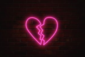 割れたネオンのハート